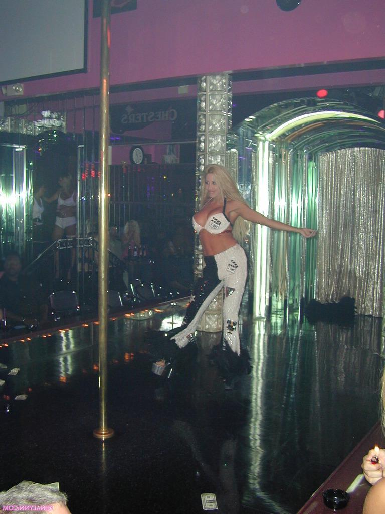 15P Gina Lynn making men horny at the club!