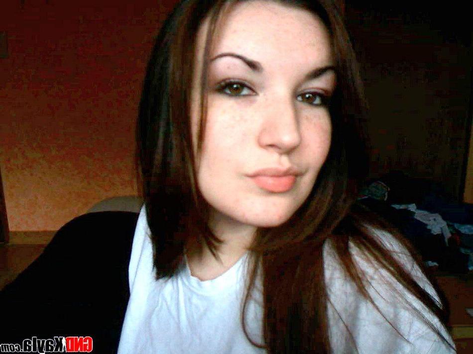 16P Pictures of GND Kayla putting on a hot webcam show