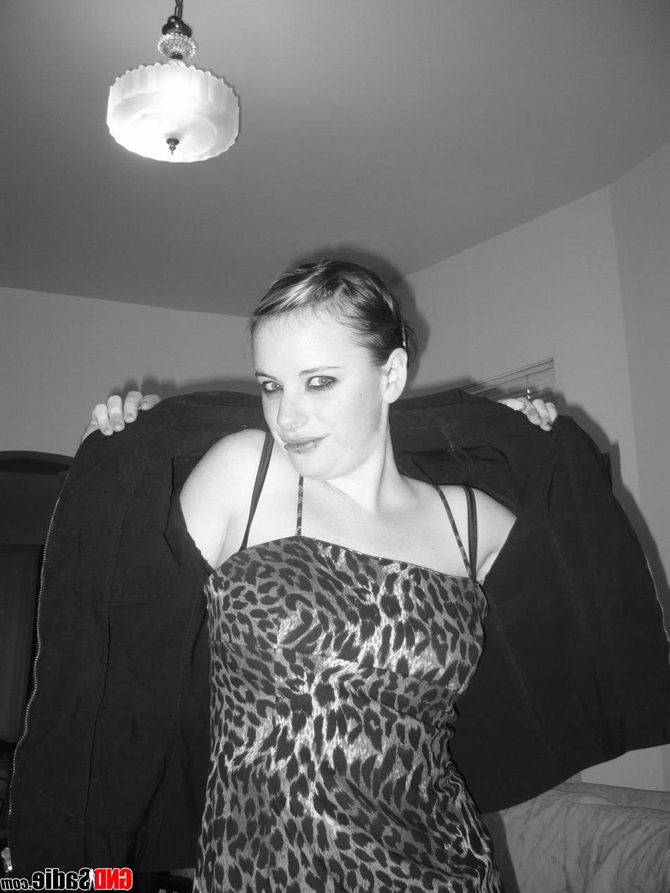 16P Pictures of GND Sadie getting naked in black and white