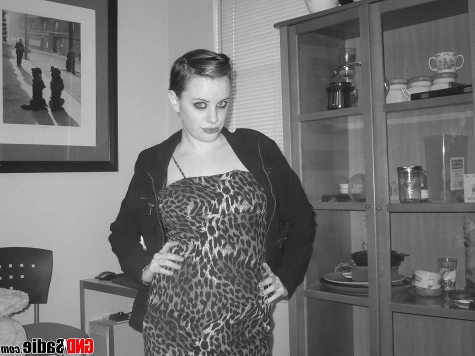 16P Pictures of GND Sadie getting naked in black and white