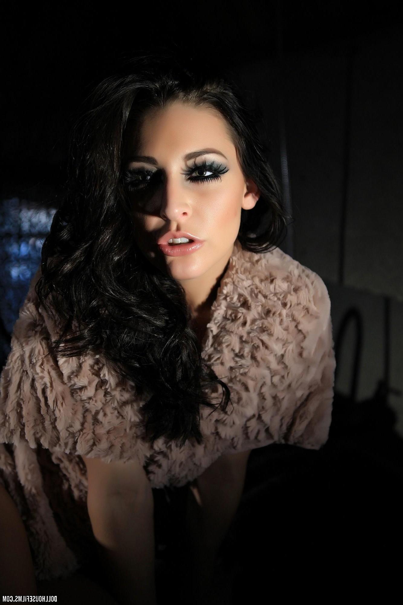 15P Pictures of brunette teen Gracie Glam giving a pinup tease