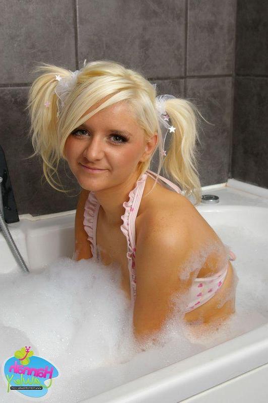 16P Pictures of teen hottie Hannah Lawley getting hot and wet for you