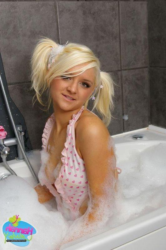 16P Pictures of teen hottie Hannah Lawley getting hot and wet for you