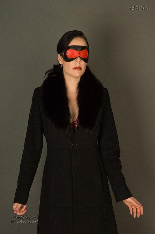 12P Busty brunette Heather puts on a blindfold and spreads her legs
