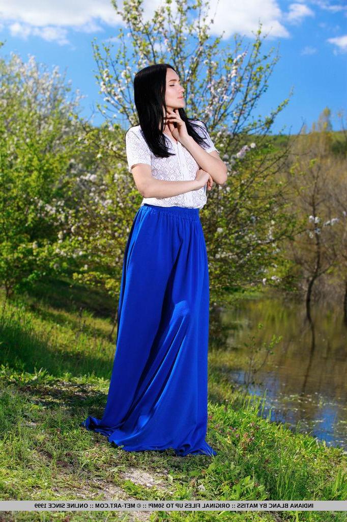 18P Black-haired beauty Indiana Blanc strips naked outside