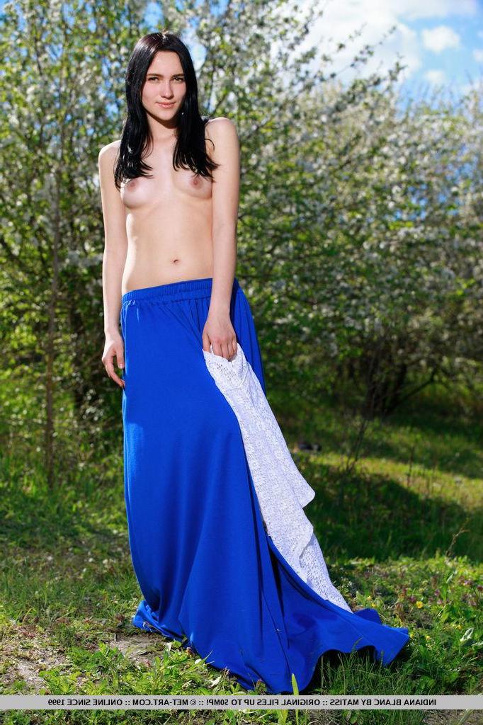 18P Black-haired beauty Indiana Blanc strips naked outside