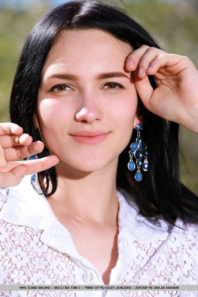 18P Black-haired beauty Indiana Blanc strips naked outside