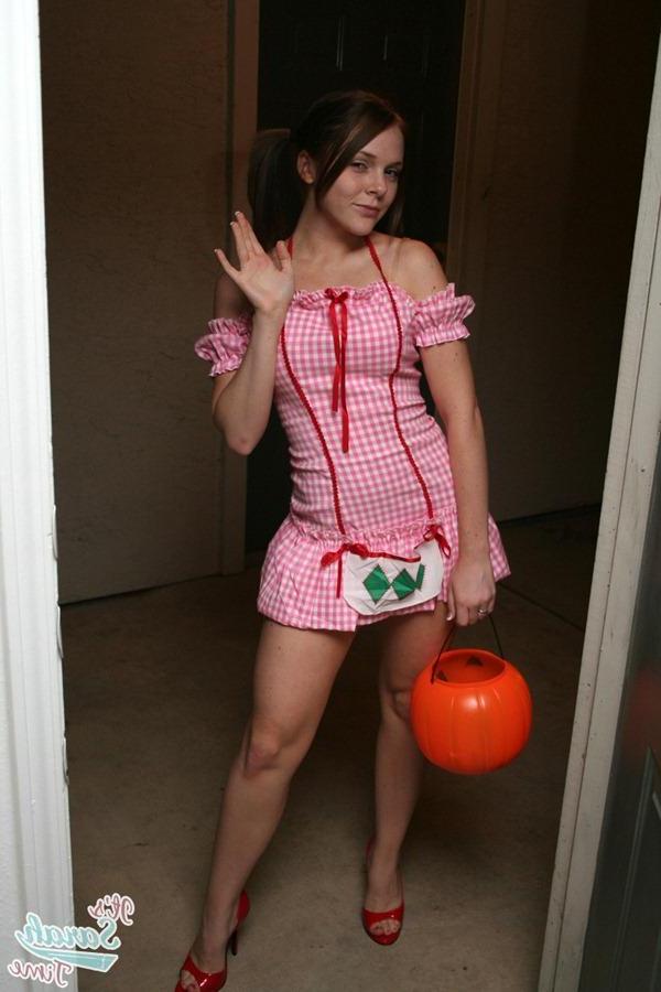 20P Pictures of It's Sarah Time demanding some candy