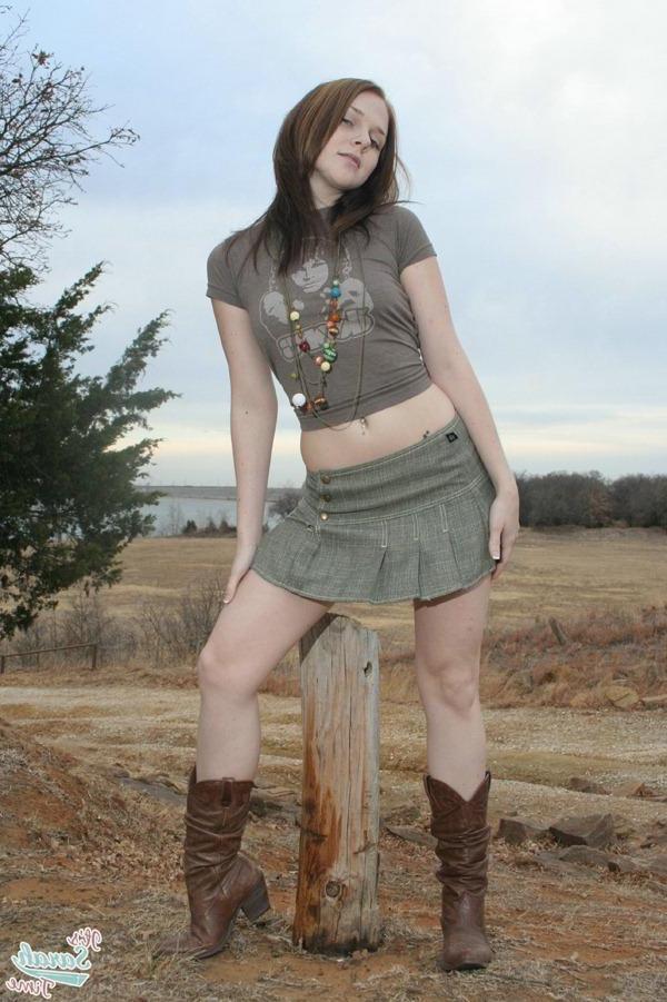 20P Pictures of It\'s Sarah Time teasing outside