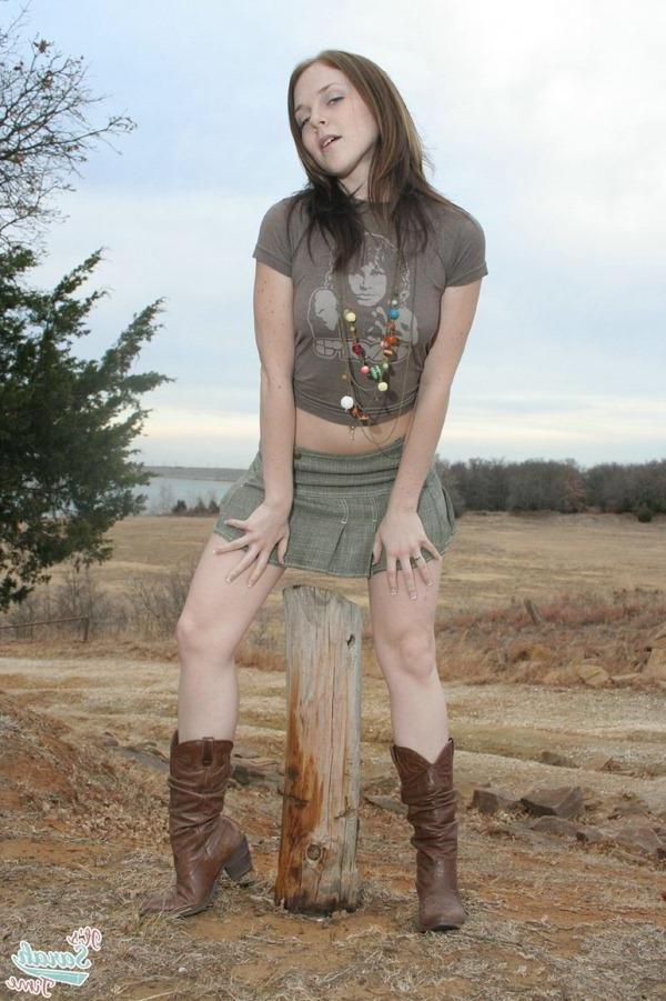 20P Pictures of It\'s Sarah Time teasing outside