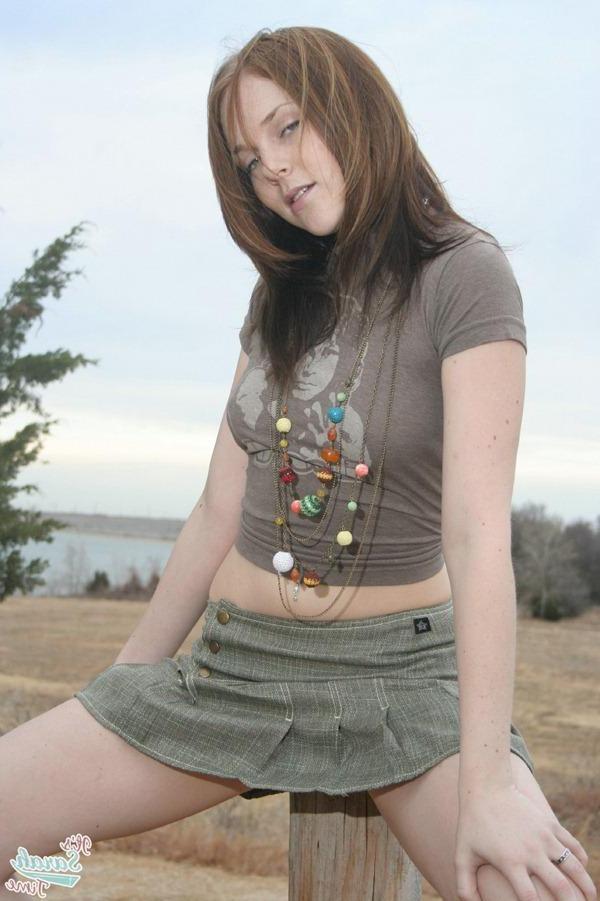 20P Pictures of It\'s Sarah Time teasing outside