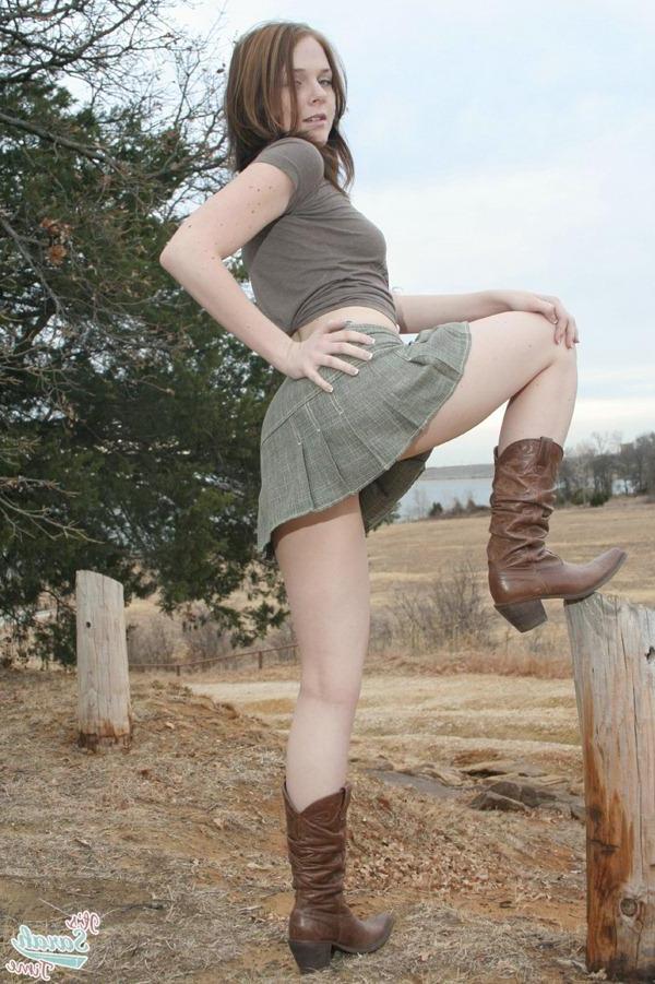 20P Pictures of It\'s Sarah Time teasing outside