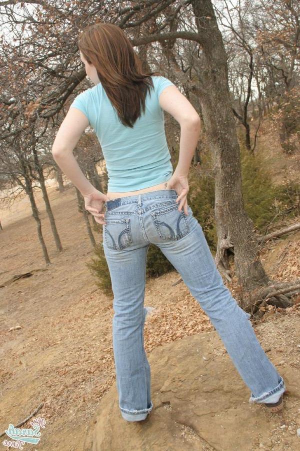 20P Pictures of teen hottie It's Sarah Time teasing with her round ass outside