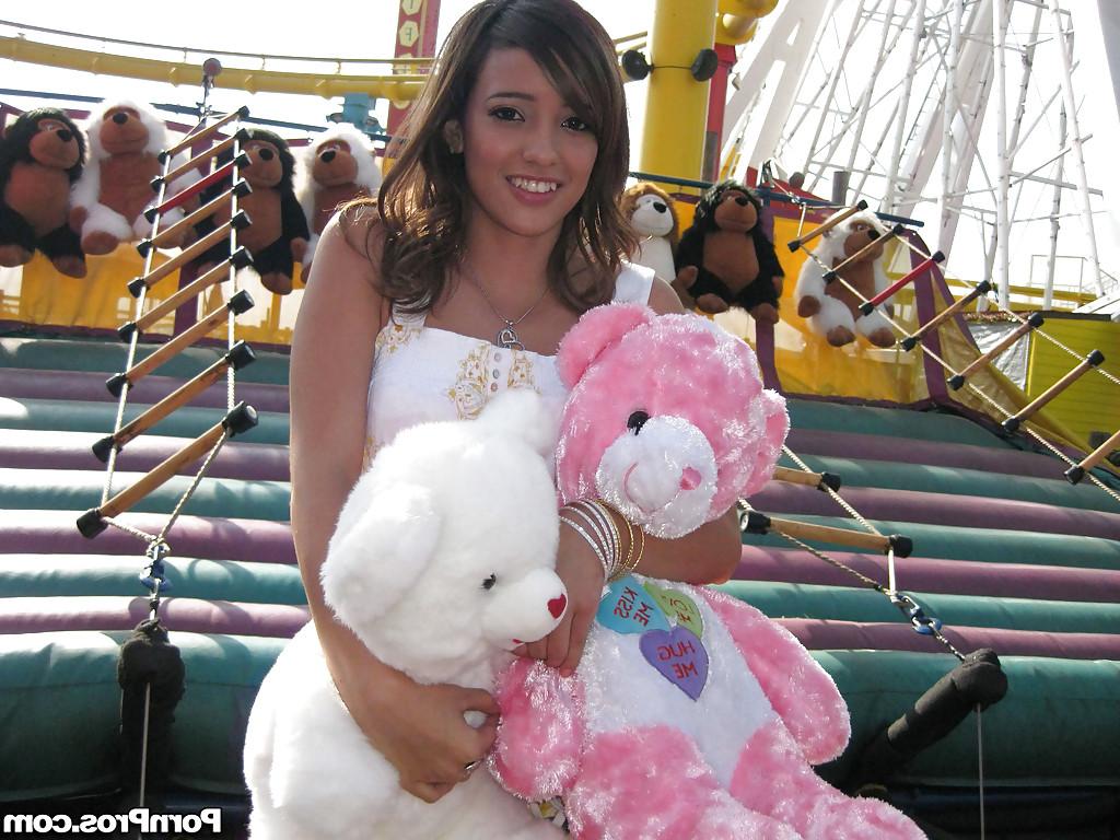 16P Das junge Latina-Babe Melanie Jane zieht im Freien ihre süßen Dessous aus