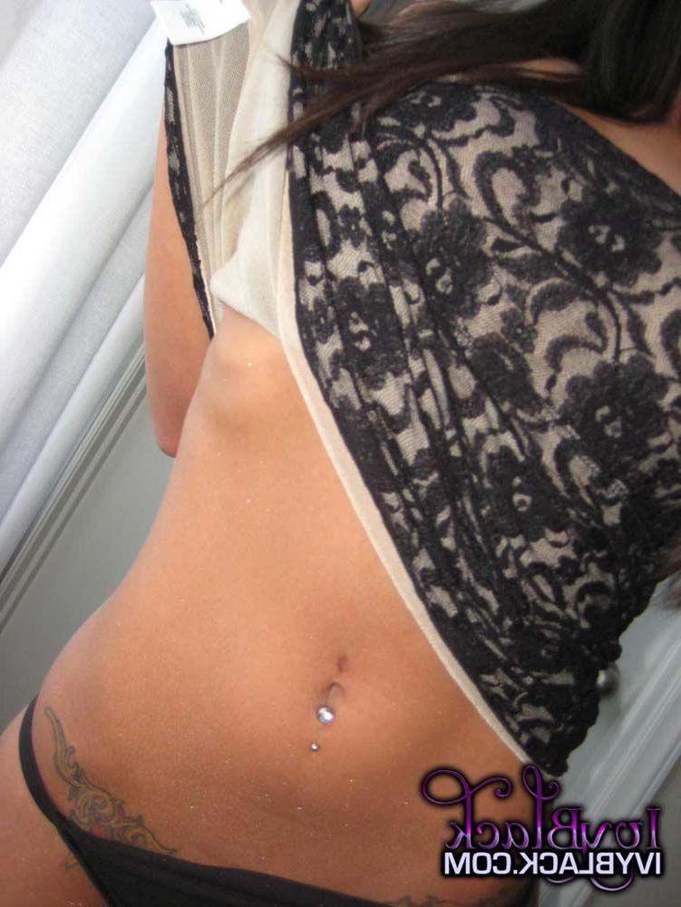 12P Pictures of Ivy Black showing off her tits