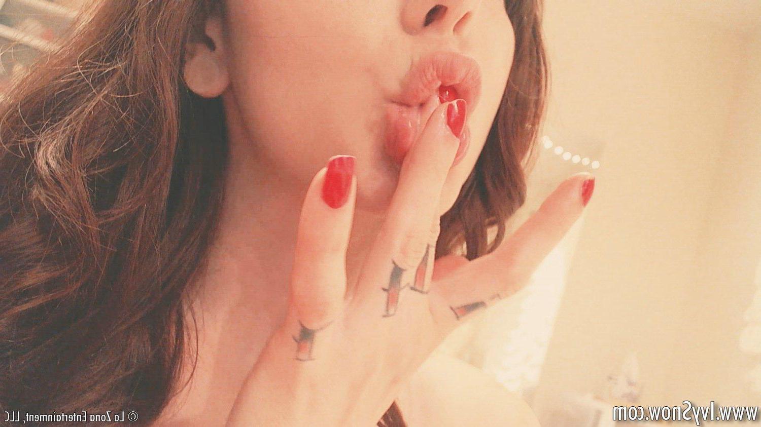 15P Ivy Snow gets horny and wet on her webcam