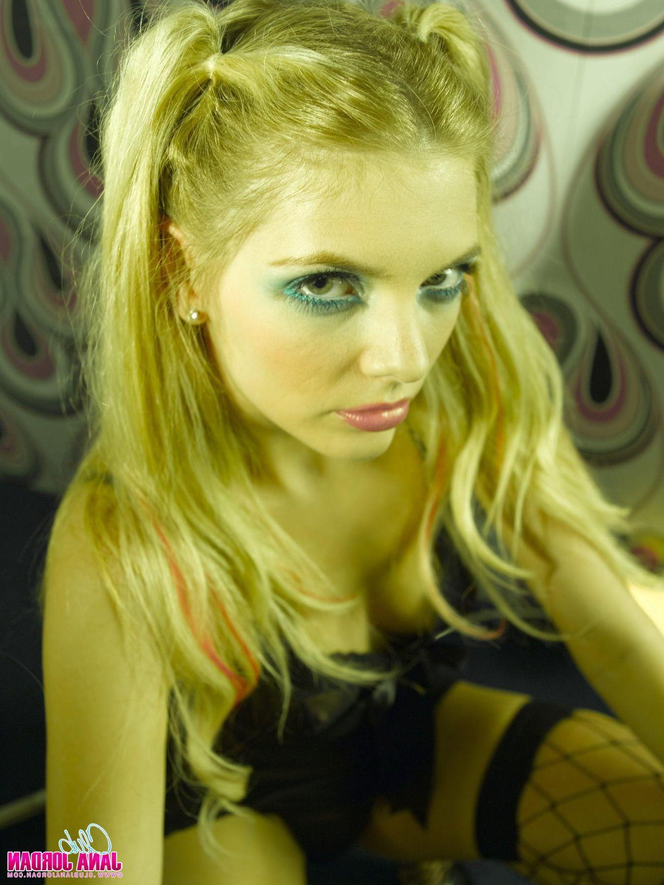 20P Pictures of Jana Jordan making out with her girlfriend