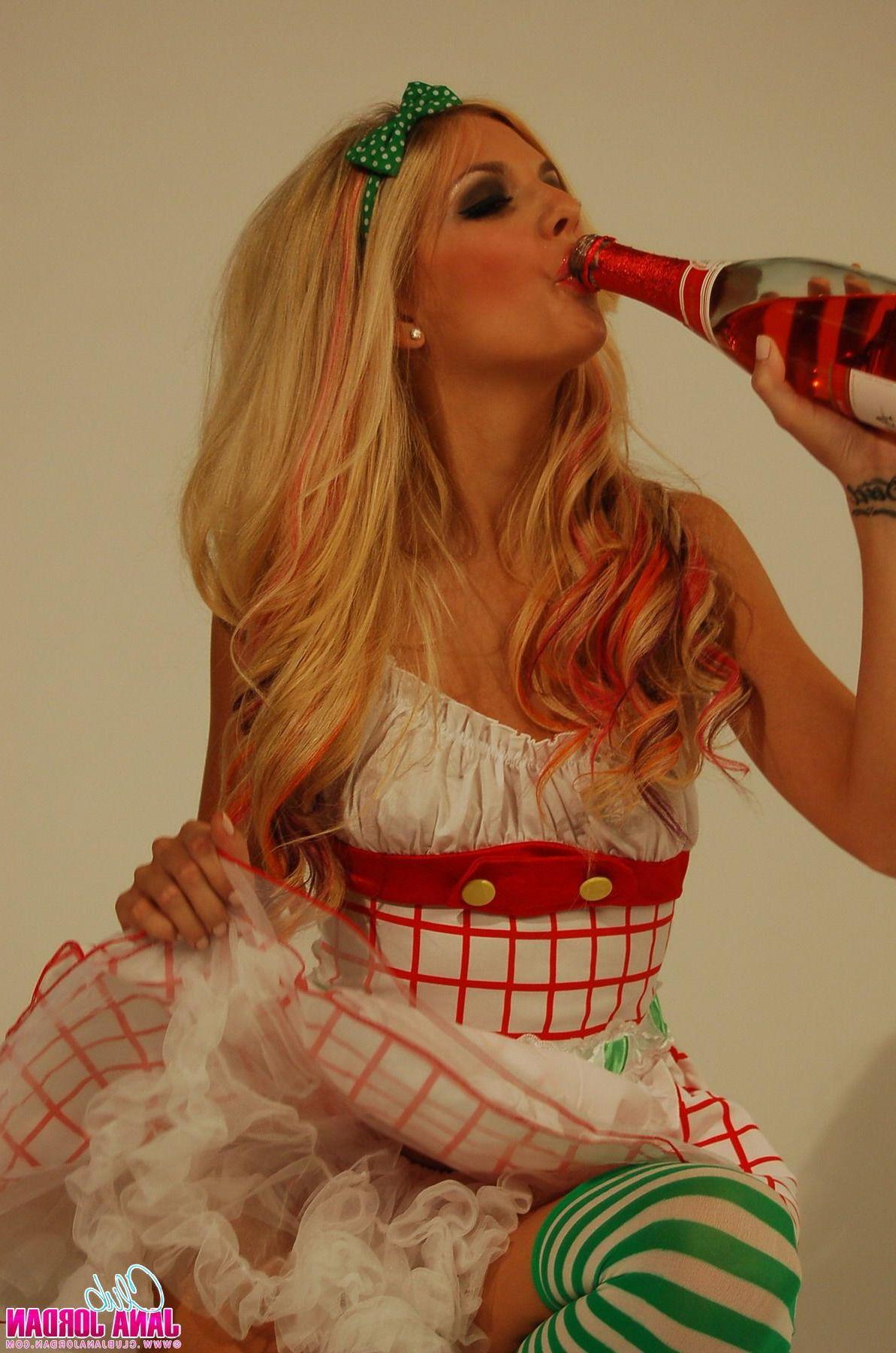 20P Pictures of Jana Jordan getting drunk for you