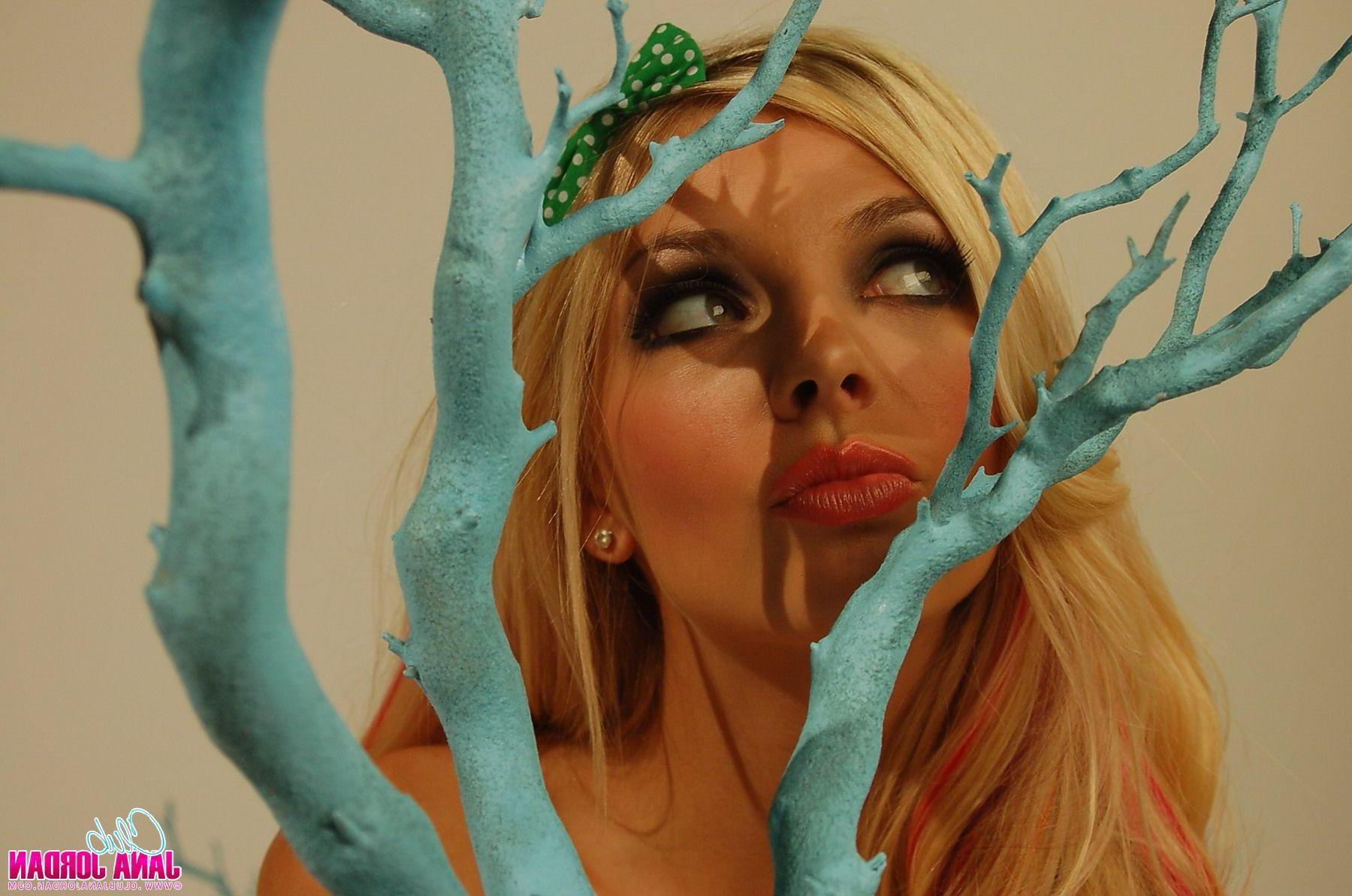 20P Pictures of Jana Jordan getting a little artsy