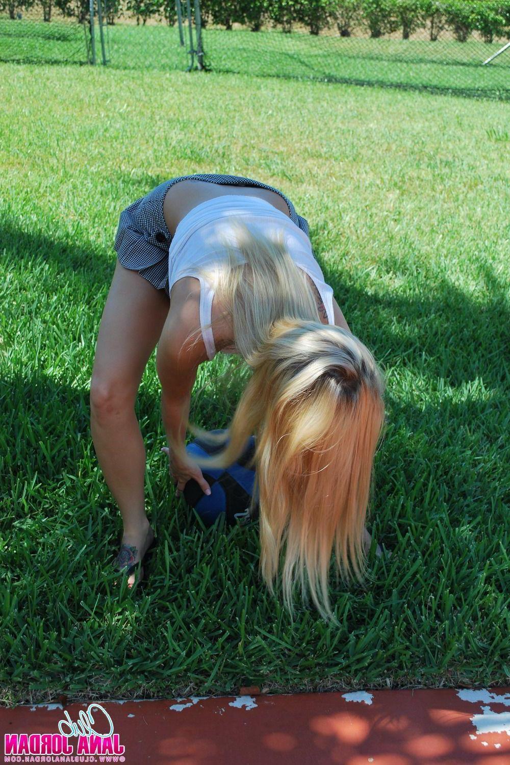 15P Pictures of Jana Jordan playing with her pussy outside