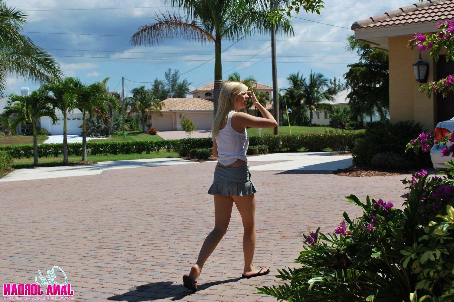 15P Pictures of Jana Jordan playing with her pussy outside
