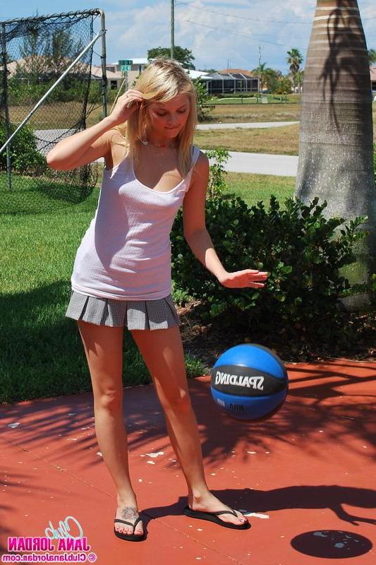 20P Pictures of Jana Jordan fingering her pussy outside