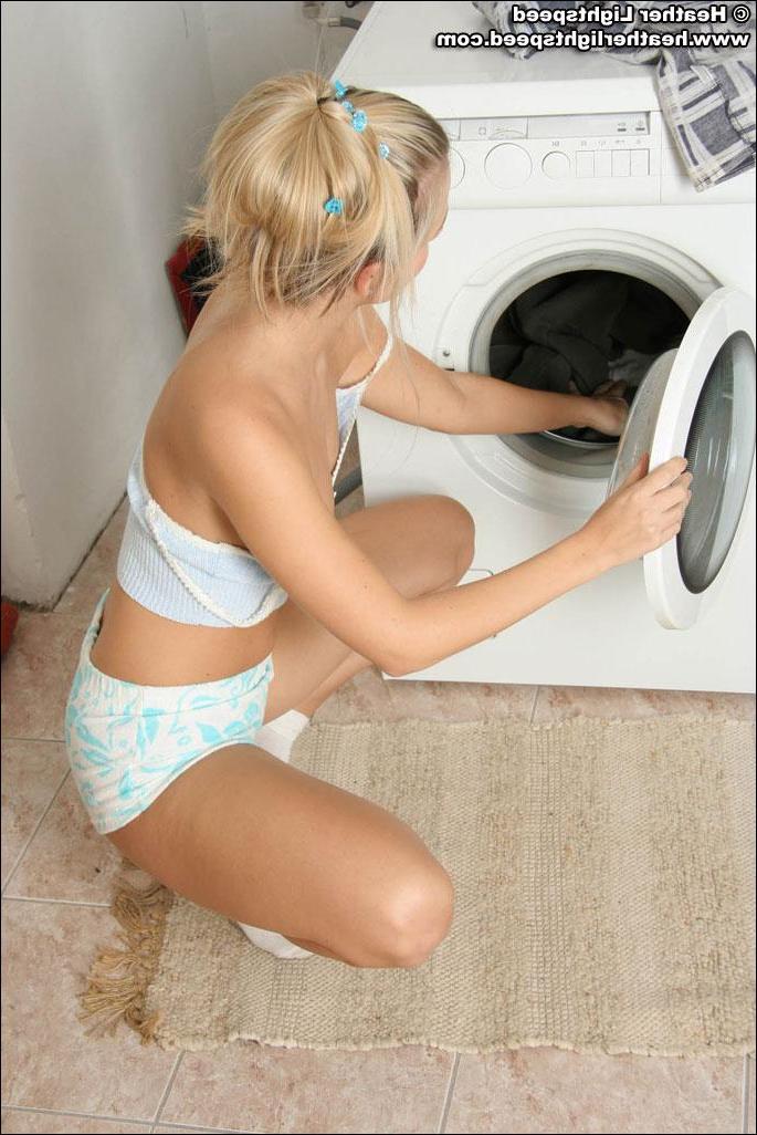 20P Pictures of Heather Lightspeed all naked on laundry day