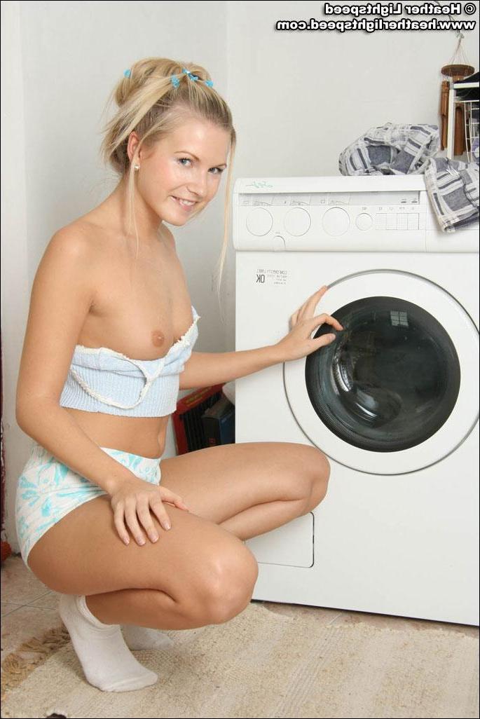 20P Pictures of Heather Lightspeed all naked on laundry day