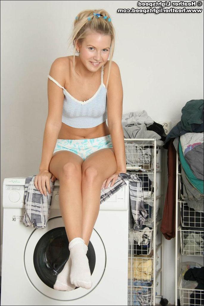 20P Pictures of Heather Lightspeed all naked on laundry day