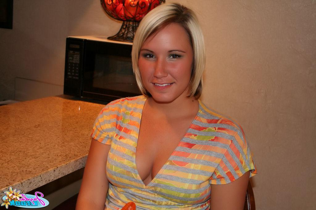 20P Pictures of teen Jayda Brook fucking her pussy with a vibrator