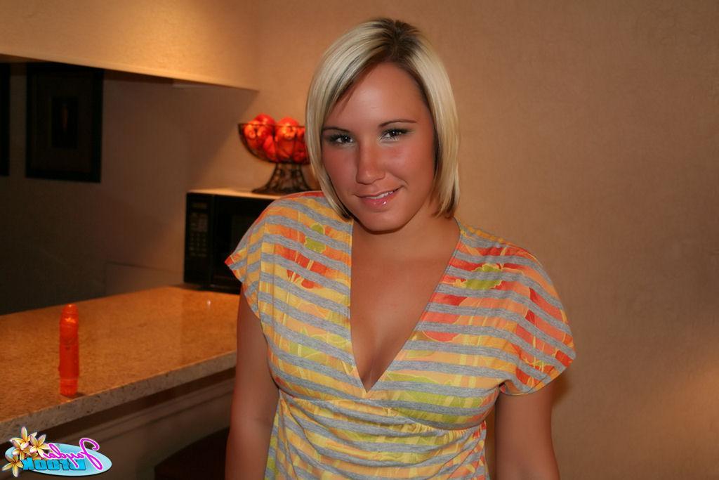 20P Pictures of teen Jayda Brook fucking her pussy with a vibrator