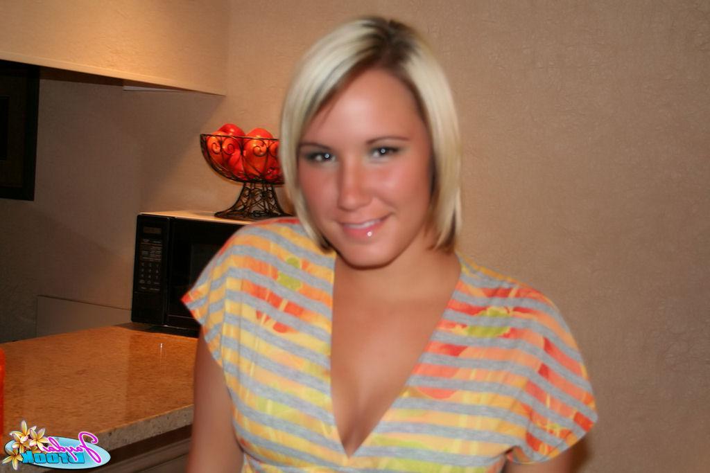 20P Pictures of teen Jayda Brook fucking her pussy with a vibrator