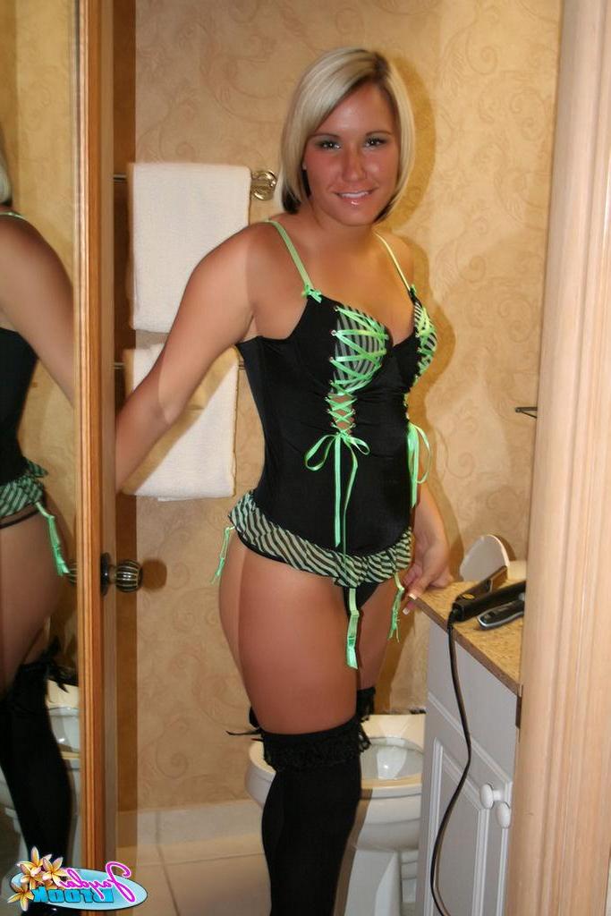 15P Pictures of Jayda Brook playing with her pussy