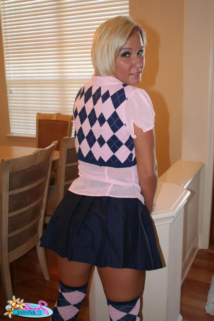 20P Pictures of Jayda Brook showing you her pussy