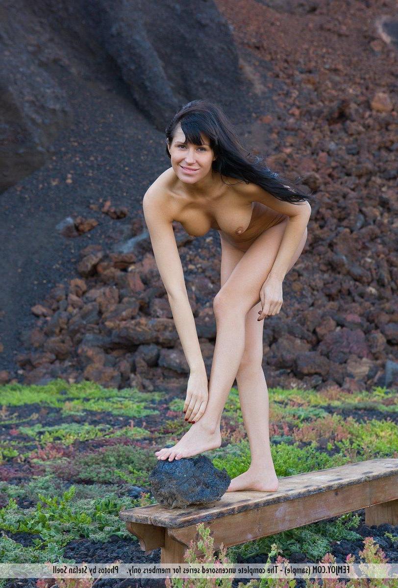 16P Pictures of brunette teen Jayla completely naked outside for your pleasure