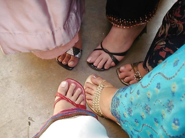 25P Desi Feets