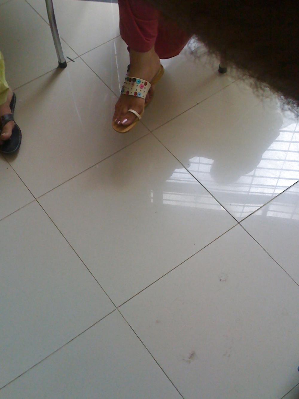 25P Desi Feets