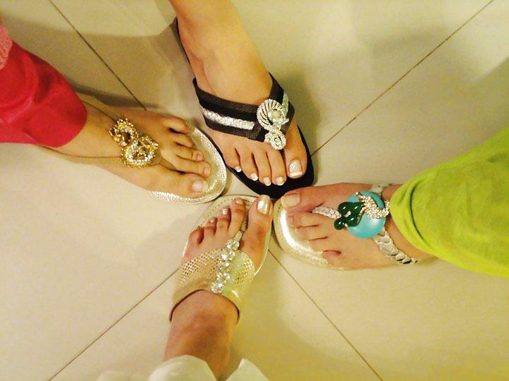 25P Desi Feets