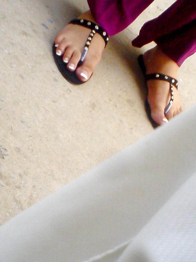 25P Desi Feets
