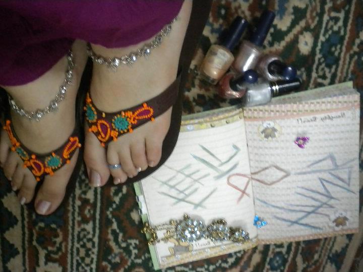 25P Desi Feets