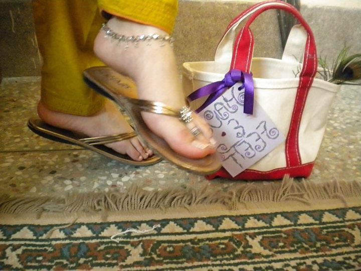 25P Desi Feets