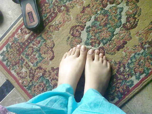 25P Desi Feets