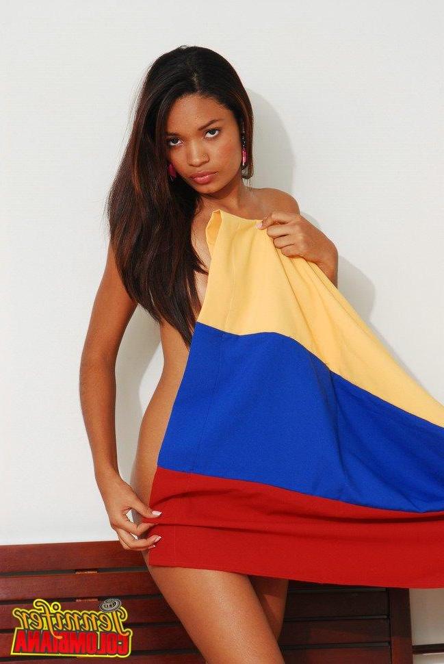16P Photos de la jeune Jennifer Colombiana se pelotonnant avec son drapeau