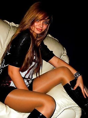 25P Nylon - upskirt - leg 4