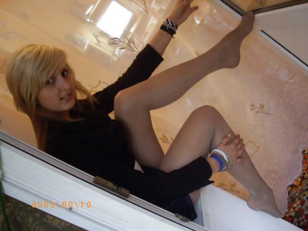 25P Nylon - upskirt - leg 15
