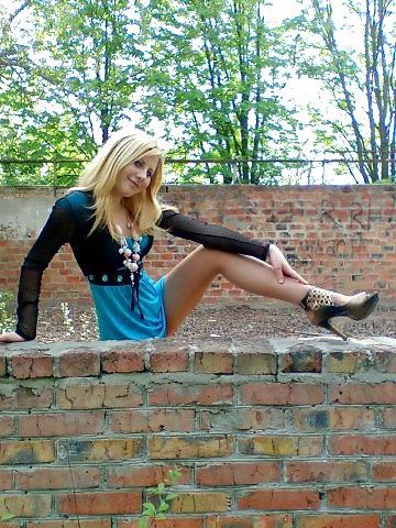 25P Nylon - upskirt - leg 15