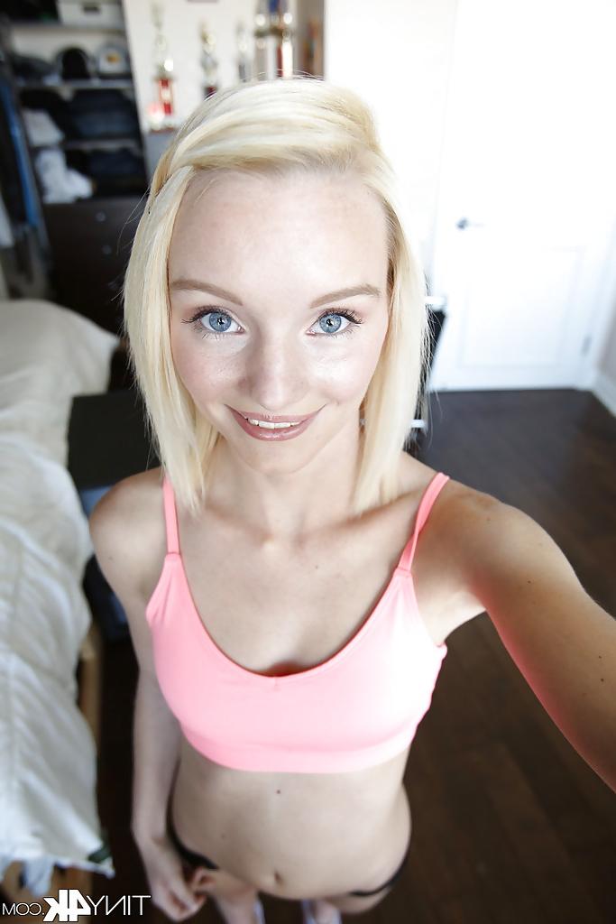 16P Close up posing session features blonde teen babe Sammie Daniels