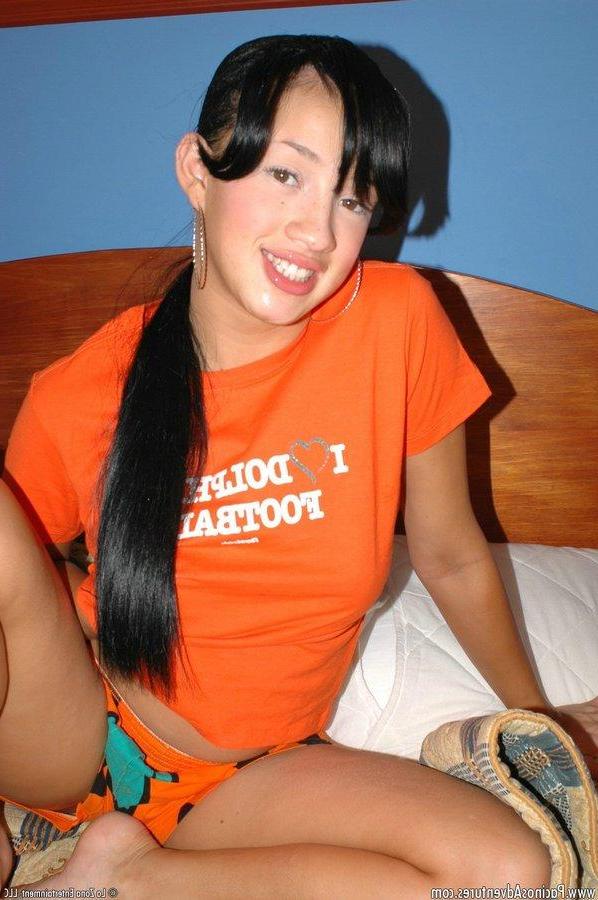 15P Pictures of hot latian girl Jessica showing off in bed