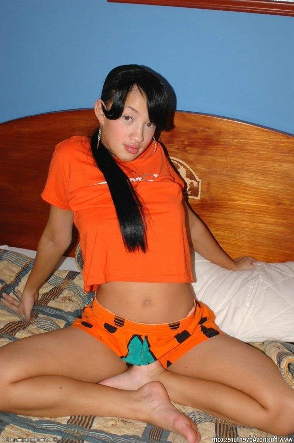 15P Pictures of hot latian girl Jessica showing off in bed
