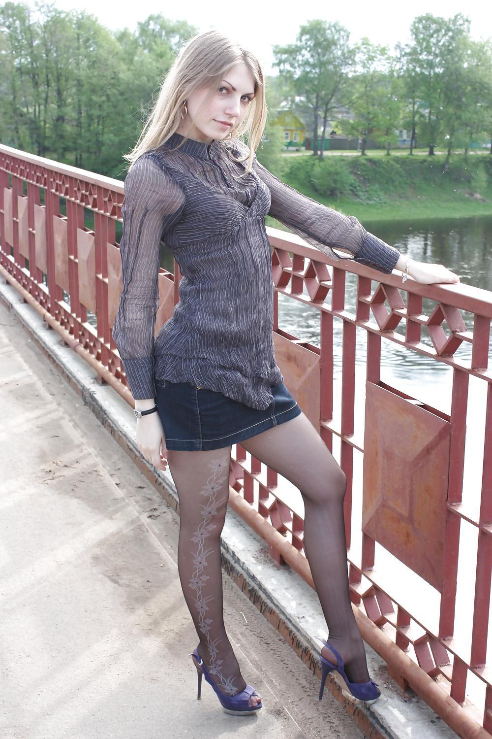 25P Nylon - upskirt - leg 11